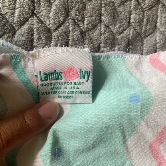 Baby Linen Lot; 4 Bibs, Hooded Towel, 3 Pack and play Sheets, 4 Burp Cloths - Picture 6 of 14